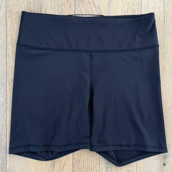 Old Navy Powersoft Bike Short 6 inch Women Large Black - Picture 2 of 5